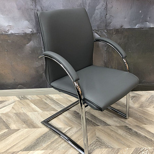 Кресло офисное итальянское из натуральной кожи на металлических хромированных полозьях.