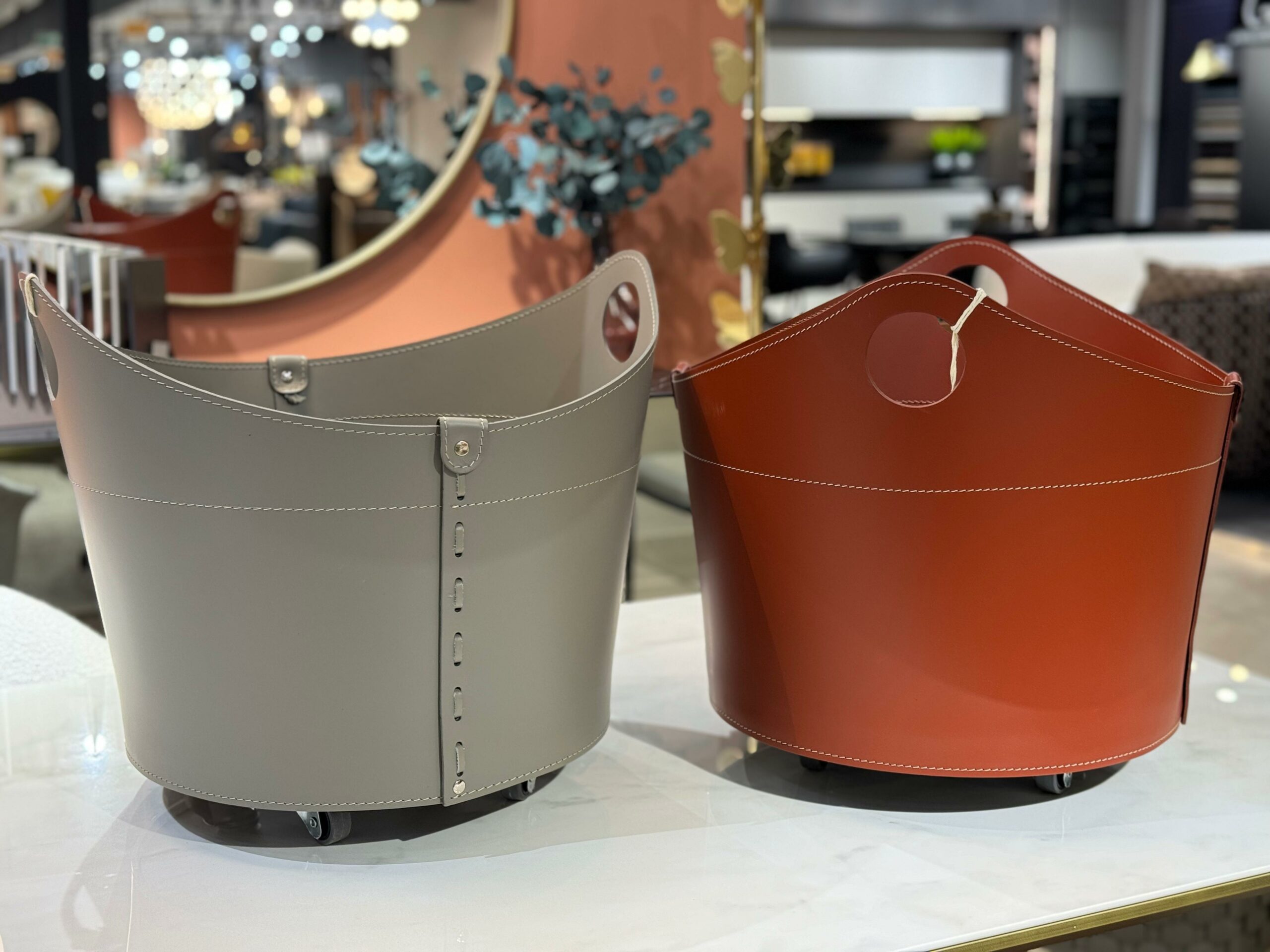 Корзина из кожи CADIN на колесах для пледов/подушек