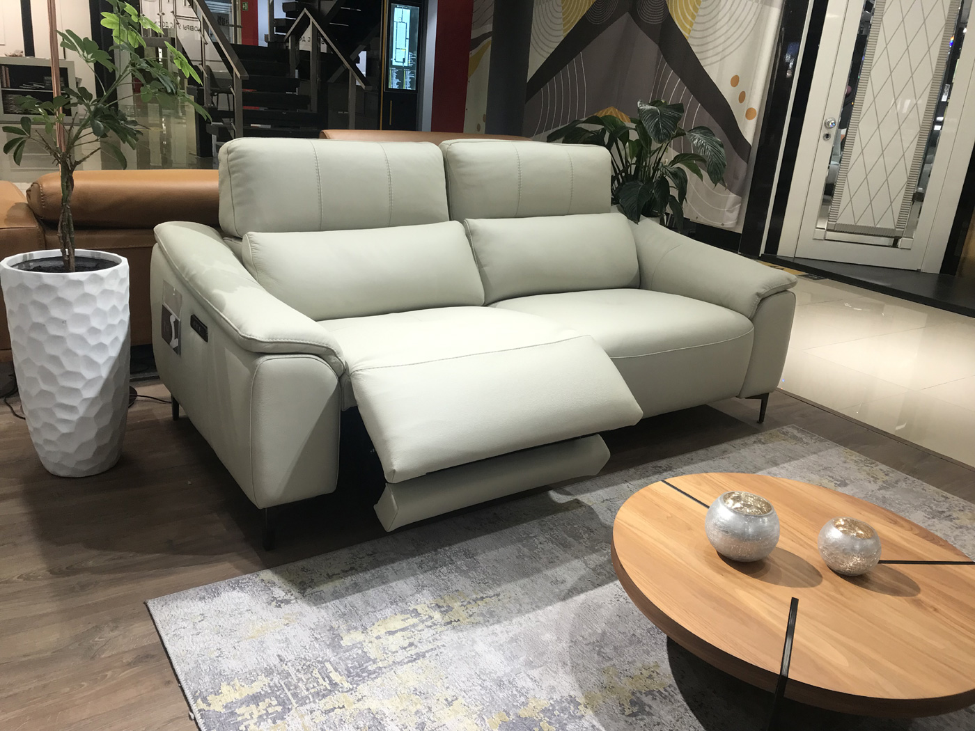 Диван кожаный с 1 реклайнером Columbus W204 NicolettiHome