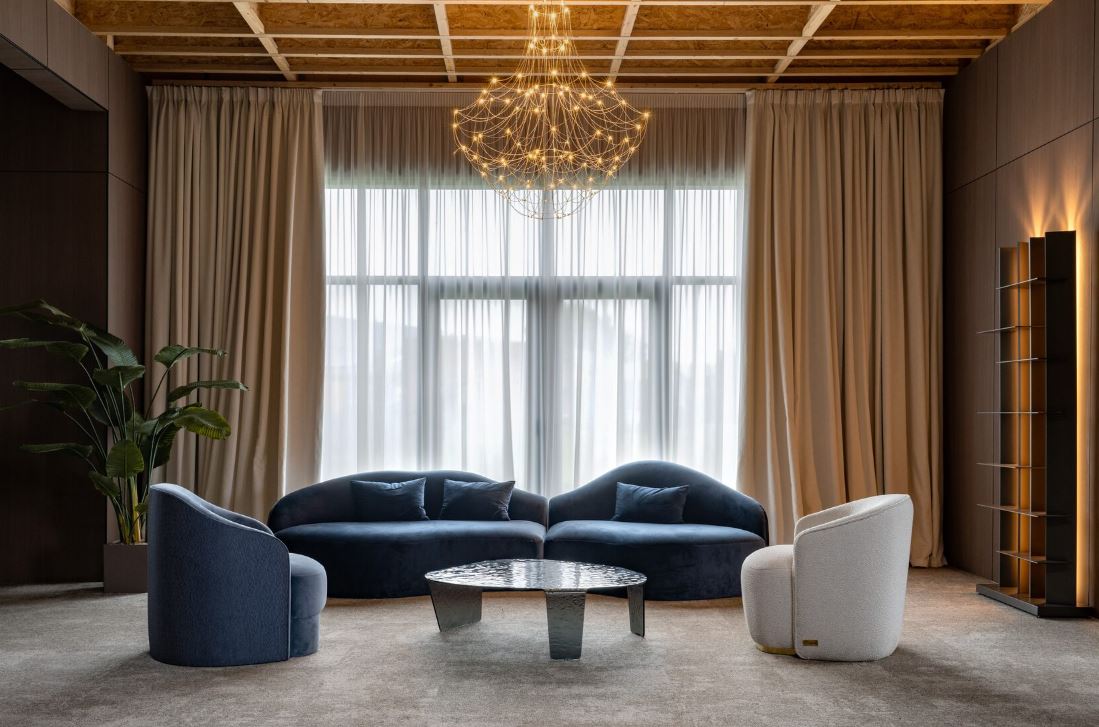 Итальянский журнальный стол из гнутого стекла Luce