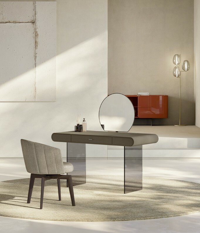 Итальянский туалетный стол  BICE Desk с кожаной столешницей и на стеклянных ногах. Eforma.
