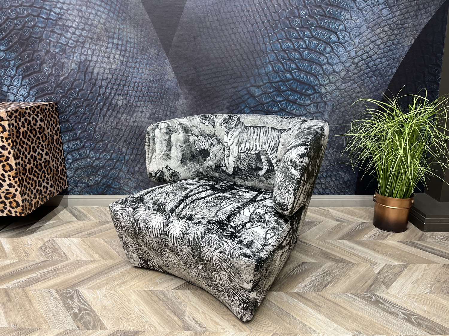 Кресло итальянское дизайнерское Diana бренд  Momenti Casaв ткани стиль 70-х Современный