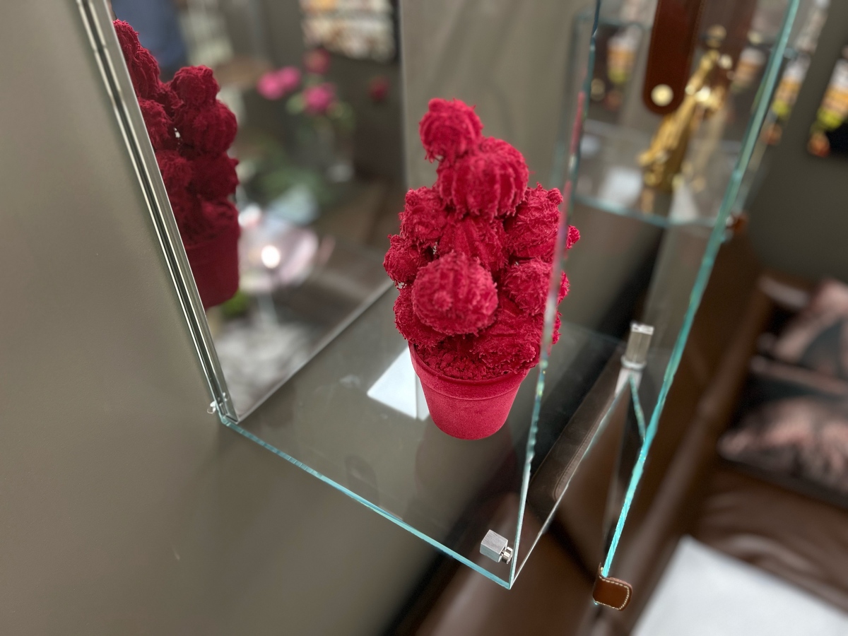 Полка Cheri большая стеклянная итальянская с зеркальной стенкой с элементами из кожи Tonin Casa