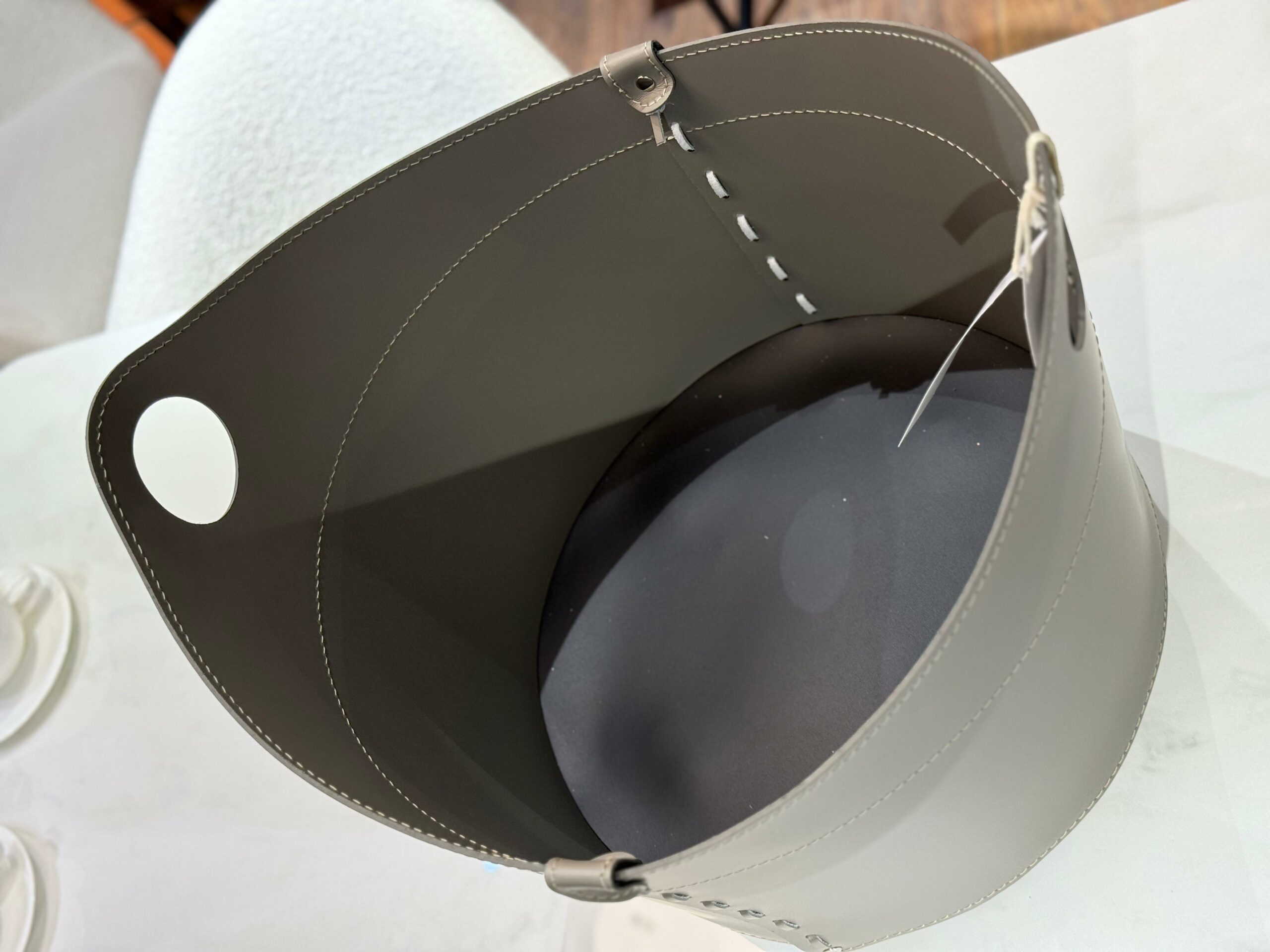 Корзина из кожи CADIN на колесах для пледов/подушек