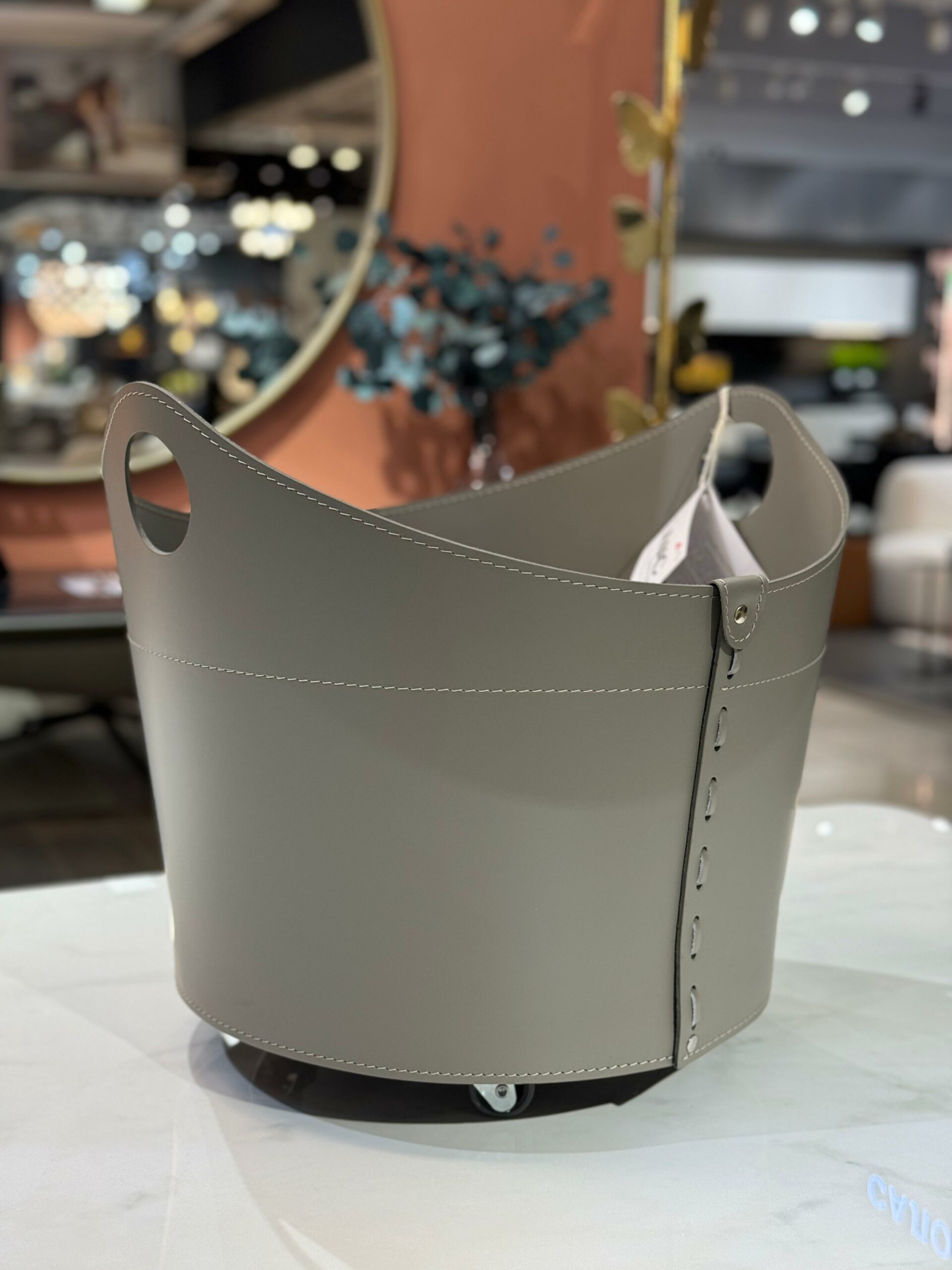 Корзина из кожи CADIN на колесах для пледов/подушек