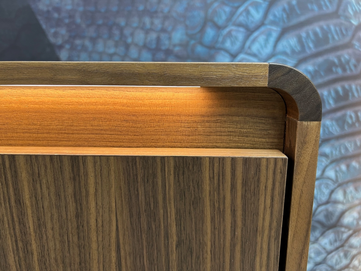 Тумба итальянская деревянная DESIDERIO Giorgio Casa с подсветкой по фасаду с закругленными формами