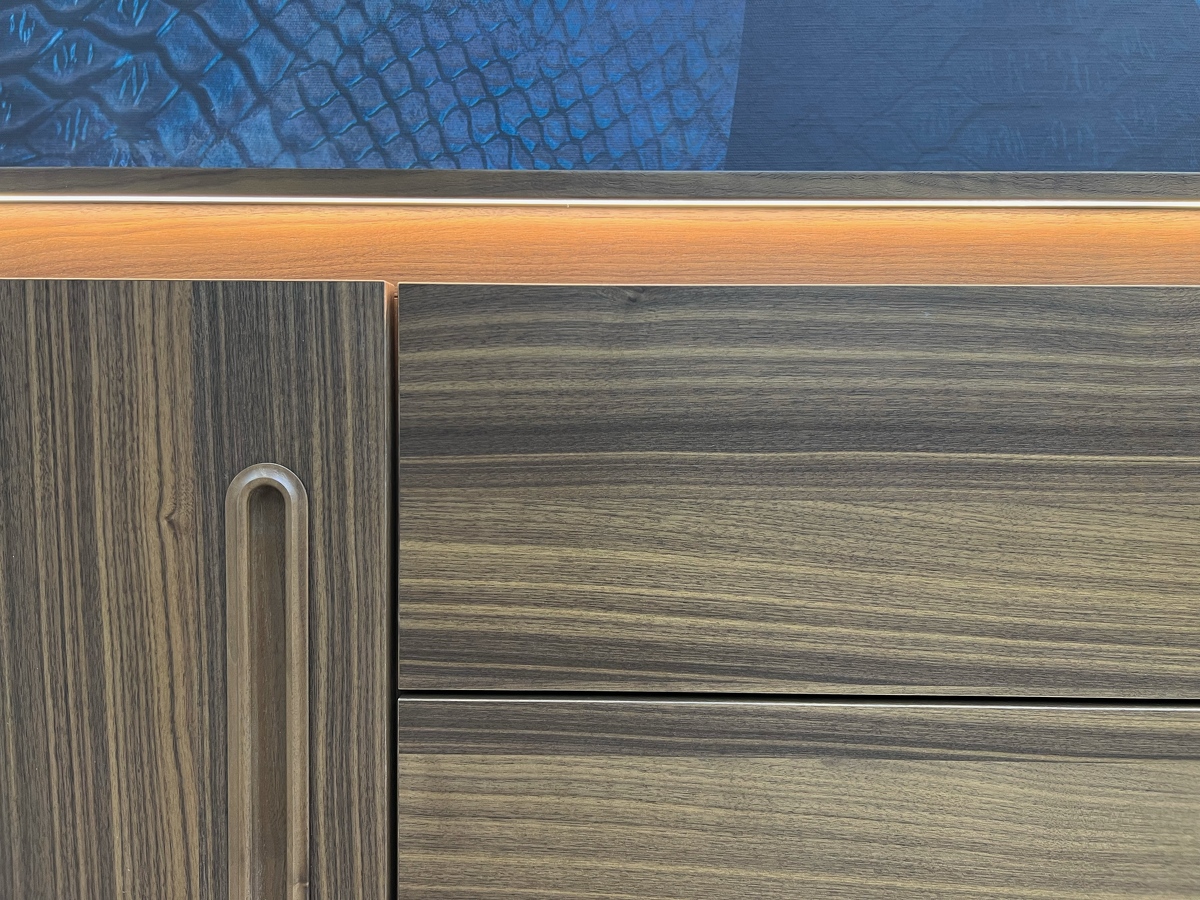 Тумба итальянская деревянная DESIDERIO Giorgio Casa с подсветкой по фасаду с закругленными формами