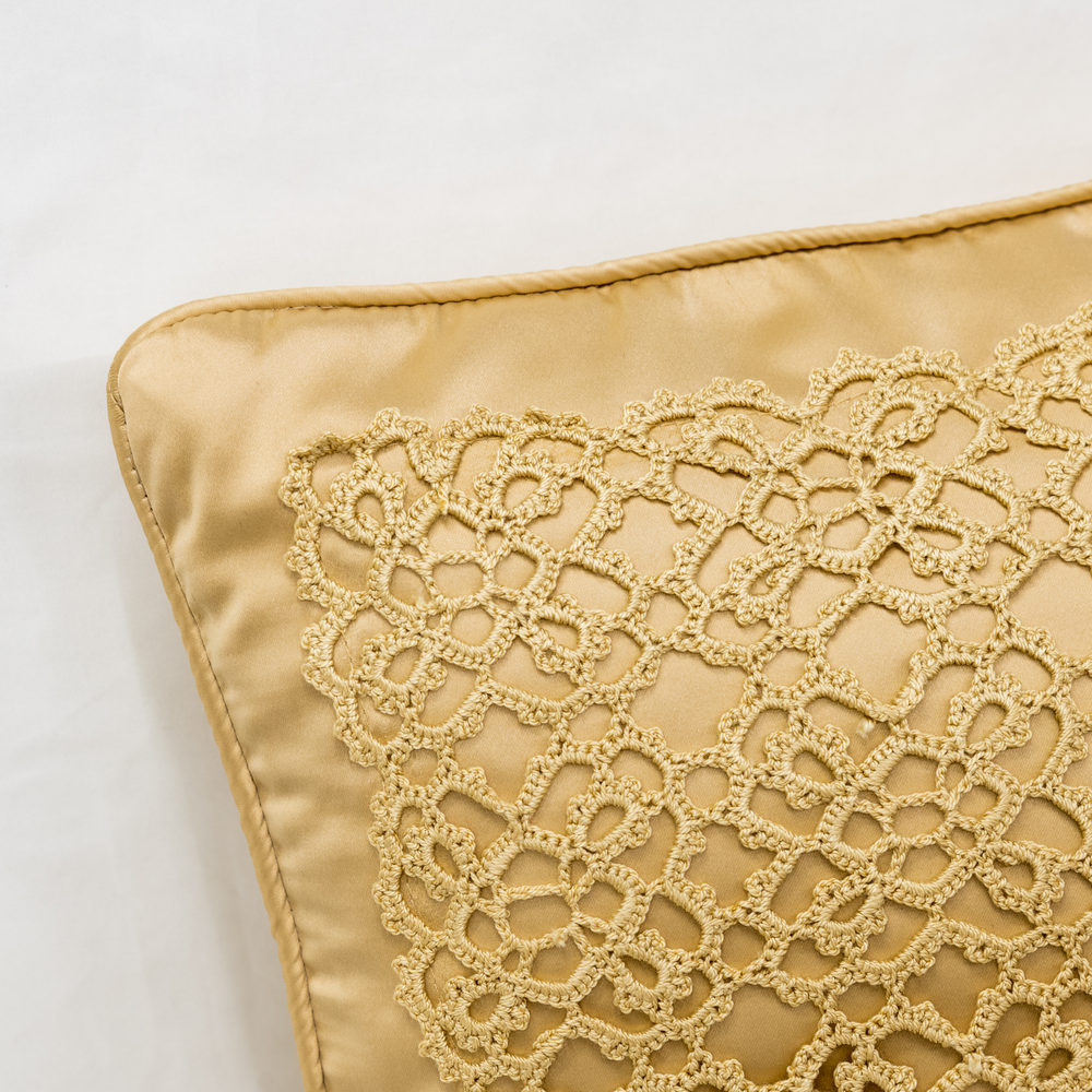 Декоративная подушка ручной работы золотистая