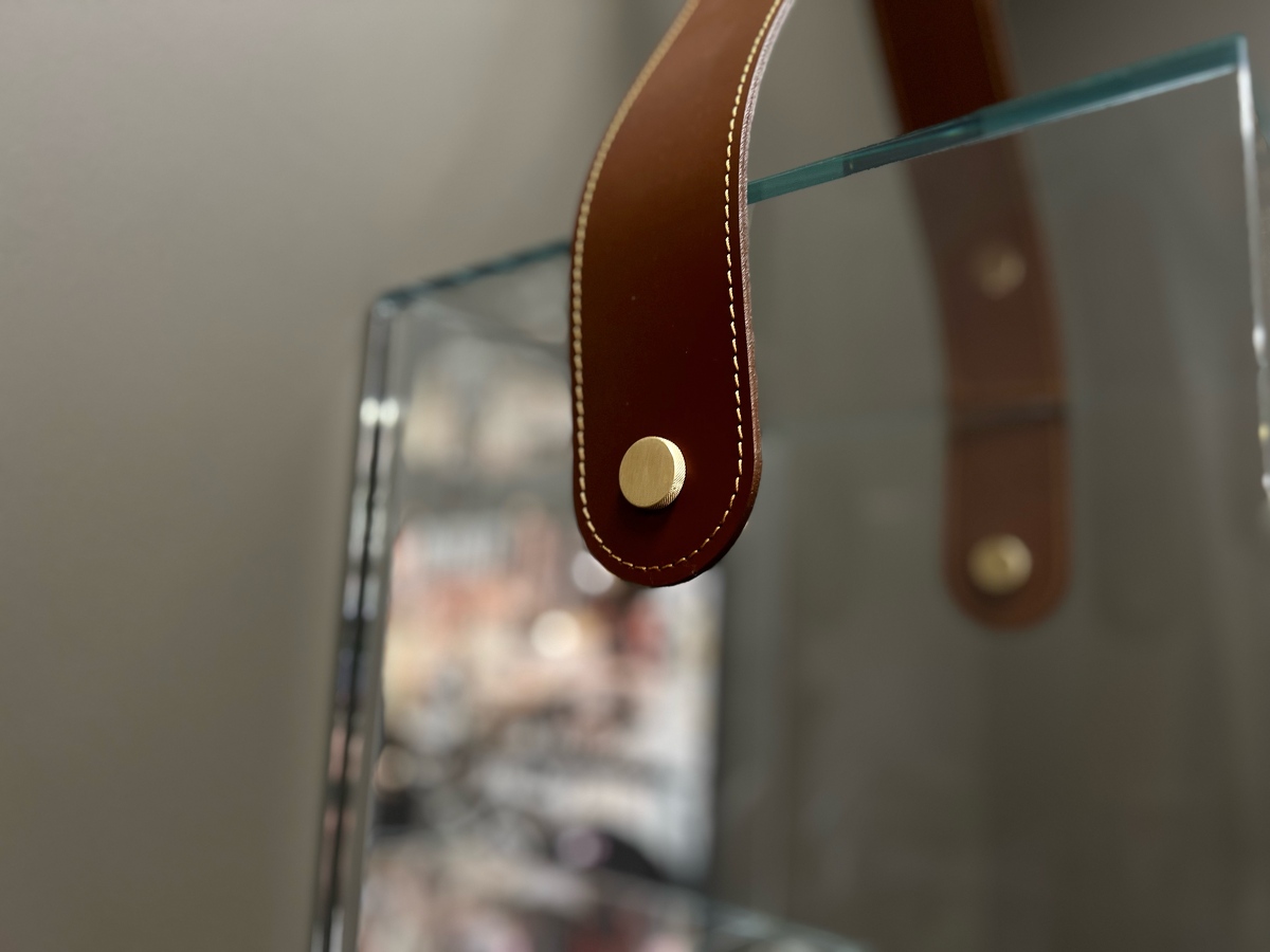 Полка Cheri большая стеклянная итальянская с зеркальной стенкой с элементами из кожи Tonin Casa