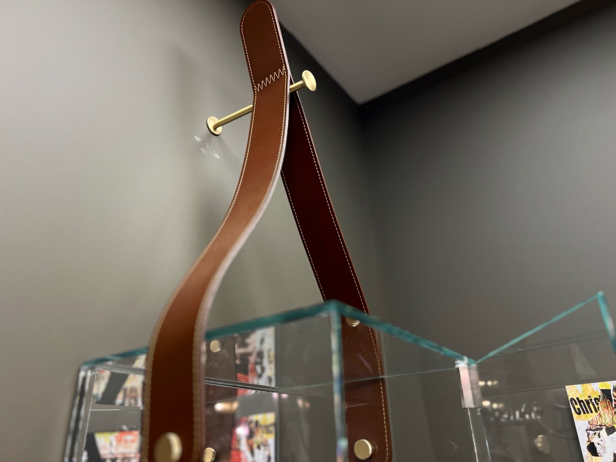 Полка Cheri большая стеклянная итальянская с зеркальной стенкой с элементами из кожи Tonin Casa