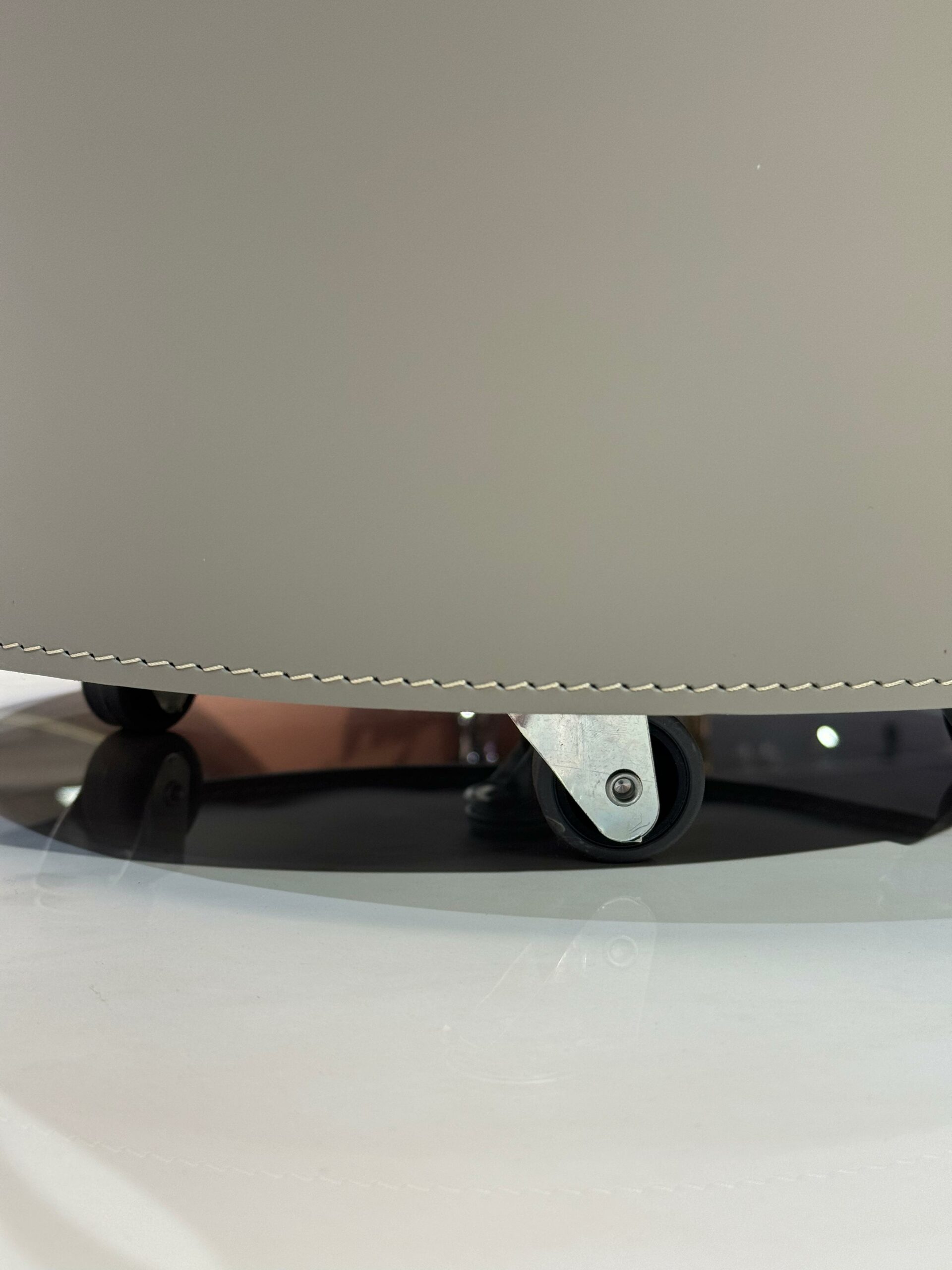 Корзина из кожи CADIN на колесах для пледов/подушек