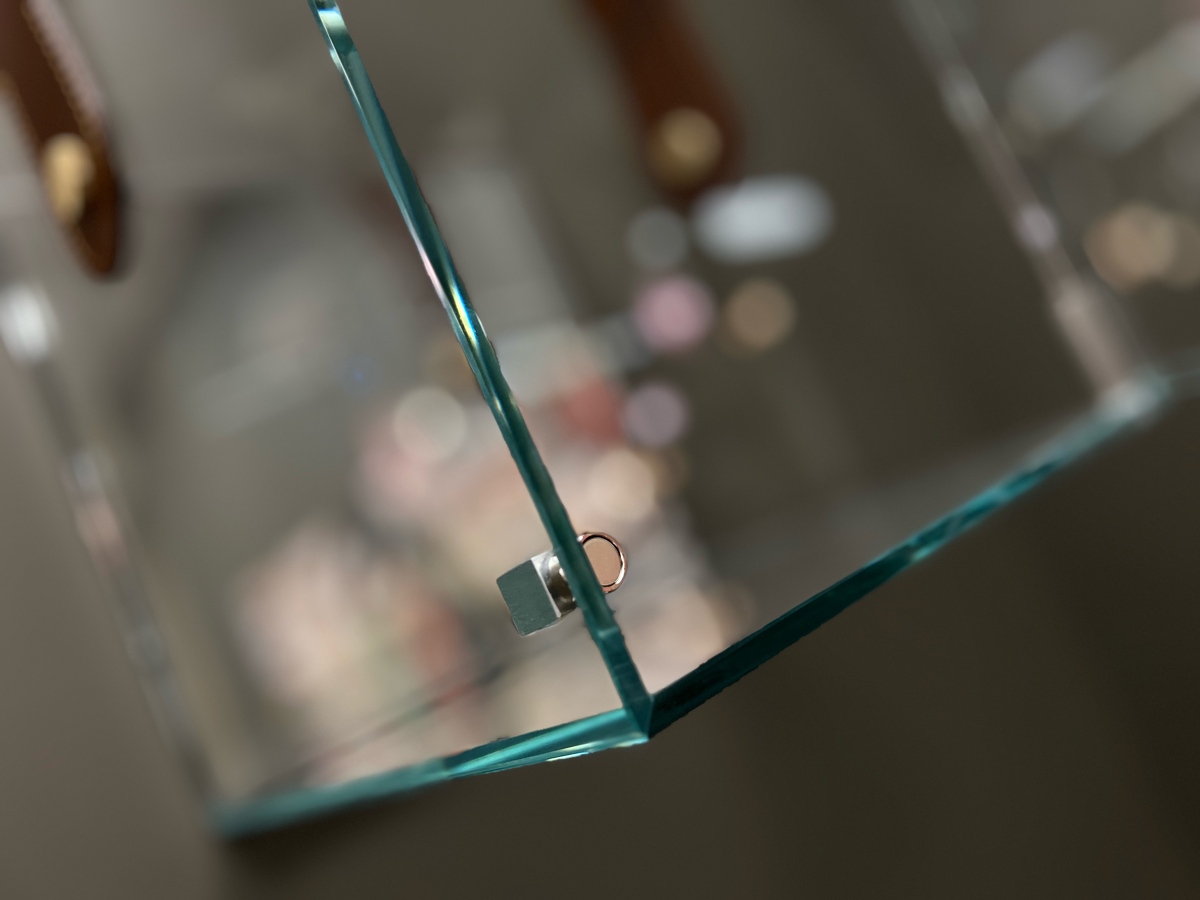 Полка Cheri большая стеклянная итальянская с зеркальной стенкой с элементами из кожи Tonin Casa