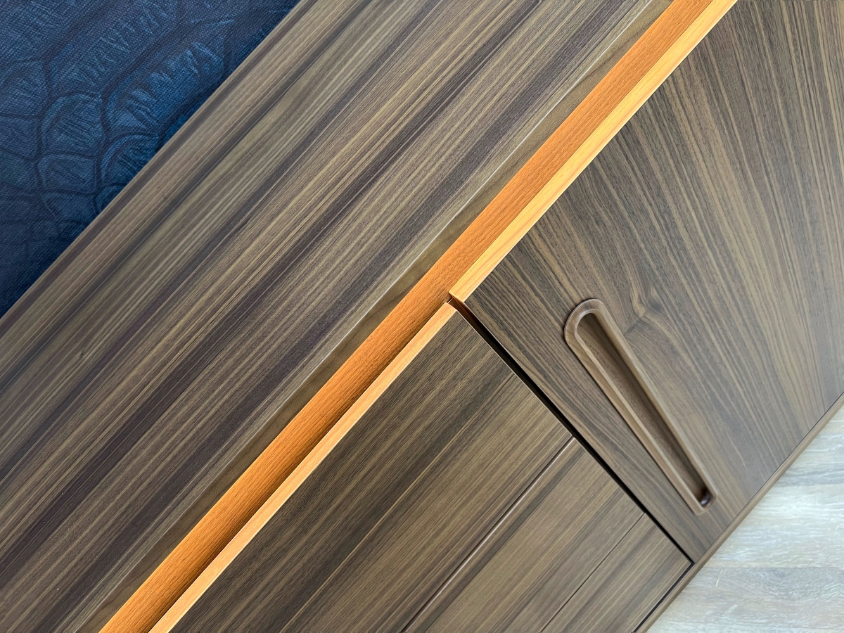 Тумба итальянская деревянная DESIDERIO Giorgio Casa с подсветкой по фасаду с закругленными формами