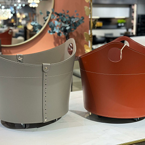 Корзина из кожи CADIN на колесах для пледов/подушек