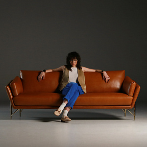 Диван итальянский  Venere Calia Italia с округлым широким шезлонгом на тонких изящных ножках