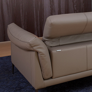 Диван итальянский стильный  Elisir Calia Italia на тонких ножках и с регулиремой спинкой по наклону