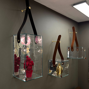 Полка Cheri большая стеклянная итальянская с зеркальной стенкой с элементами из кожи Tonin Casa