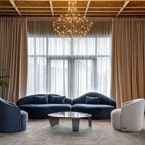 Итальянский журнальный стол из гнутого стекла Luce