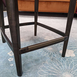 Итальянский стул полубарный в натуральной коже на деревянном основании Mivida Бренд Tonin Casa