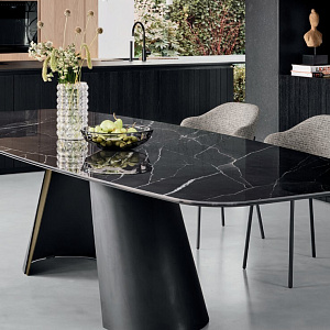 Итальянский Стол фиксированный Apian. Calligaris.
Керамический стол на дизайнерском основании.
