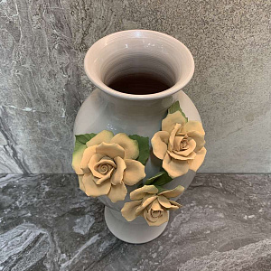 Ваза Snello 10327 Perla H40 с фарфоровыми цветами Capodimonte