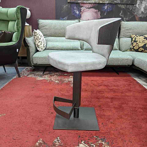 Стул барный Wing Peressini Casa  на стальном  вращающемся и регулируемом основании.