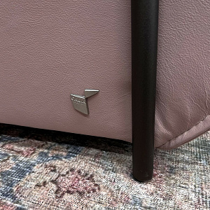 Итальянское Кресло Papilon Calia Italia в натуральной коже пудрового цвета с эффектом soft tuch