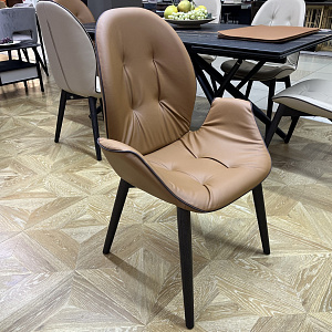 Стул с подлокотниками  Sorrento Tonin Casa Италия из натуральной кожи на деревянном основании