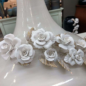 Ваза Decanter 7911 H 55 см Bianca с фарфоровыми цветами Capodimonte керамическая итальянская Mezzalu
