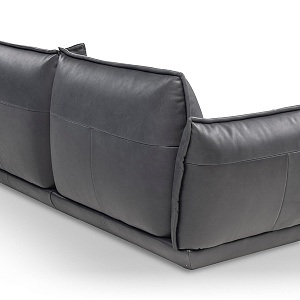 Диван итальянский кожаный прямой Leclair Calia Italia с округлыми формами и закрытым основанием