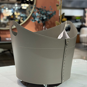 Корзина из кожи CADIN на колесах для пледов/подушек