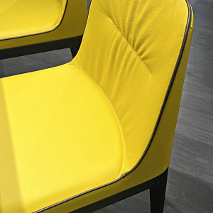 Итальянский кожаный  Стул Mivida Tonin Casa в желтом цвете на деревянном основании