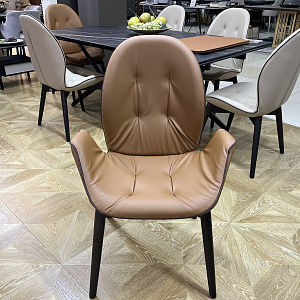 Стул с подлокотниками  Sorrento Tonin Casa Италия из натуральной кожи на деревянном основании