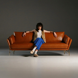 Диван итальянский прямой кожаный Venere  Calia Italia строгих форм, на металлических изящных ножках