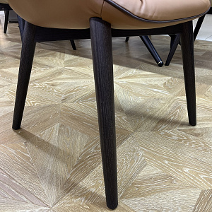 Стул с подлокотниками  Sorrento Tonin Casa Италия из натуральной кожи на деревянном основании