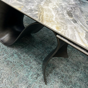 Итальянский  дизайнерский раскладной обеденный стол Wave 
Tonin Casa на креативном основании волной