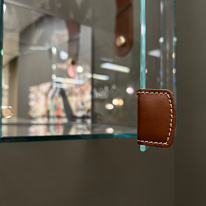 Полка Cheri  Италия малая стеклянная с зеркальной задней стенкой и элементами из кожи Tonin Casa