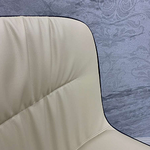 Кожаный Стул Mivida Tonin Casa на деревянном основании.