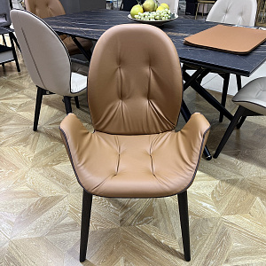 Стул с подлокотниками  Sorrento Tonin Casa Италия из натуральной кожи на деревянном основании