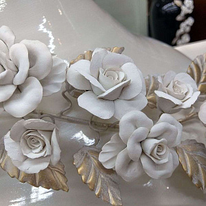 Ваза Decanter 7911 H 55 см Bianca с фарфоровыми цветами Capodimonte керамическая итальянская Mezzalu