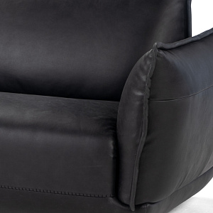 Диван итальянский кожаный прямой Leclair Calia Italia с округлыми формами и закрытым основанием