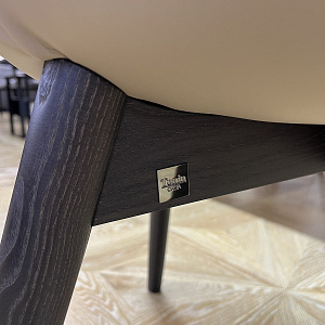 Стул с подлокотниками  Sorrento Tonin Casa Италия из натуральной кожи на деревянном основании