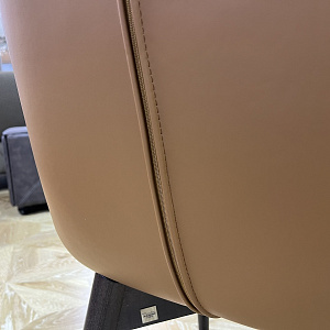 Стул с подлокотниками  Sorrento Tonin Casa Италия из натуральной кожи на деревянном основании