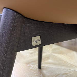 Стул с подлокотниками  Sorrento Tonin Casa Италия из натуральной кожи на деревянном основании