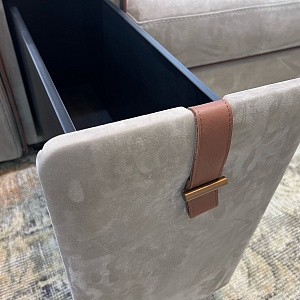 Итальянский Диван премиум-класса Gregory из кожи и ткани с декоративными элементами