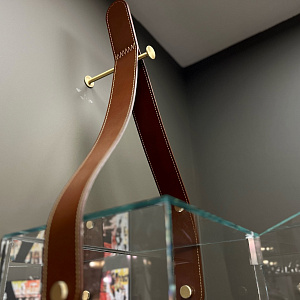 Полка Cheri большая стеклянная итальянская с зеркальной стенкой с элементами из кожи Tonin Casa