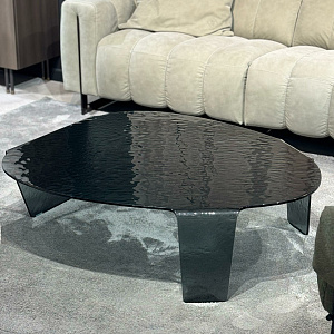 Итальянский журнальный стол из гнутого стекла Luce