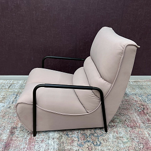 Итальянское Кресло Papilon Calia Italia в натуральной коже пудрового цвета с эффектом soft tuch