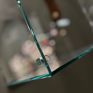 Полка Cheri большая стеклянная итальянская с зеркальной стенкой с элементами из кожи Tonin Casa