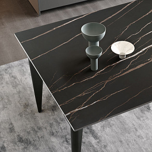 Итальянский раскладной компактный обеденный стол Ulisse
с керамической столешницей на 4 ногах